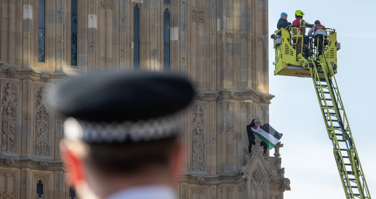 LONDON, VELIKA BRITANIJA - 8. MART: Muškarac se jutros popeo na toranj Big Ben u Londonu odakle je mahao palestinskom zastavom i uzvikivao slogan "slobodna Palestina". (Thomas Krych - Anadolu Agency)/