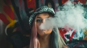 Veliki broj adolescenata konzumira električne cigarete/Zaya Odeesho