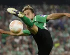epaselect epa10241588 Real Betis' Sergio Canales in action during the UEFA Europa League soccer match between Real Betis and AS Roma held at Benito Villamarin Stadium, in Sevilla, Spain, 13 October 2022. EPA/JULIO MUNOZ