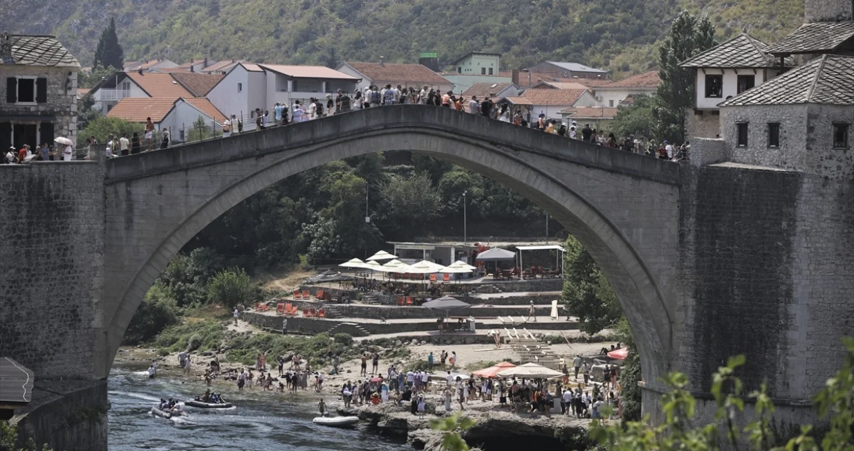 Mostar ljeto, Stari most, turisti/Anadolija/