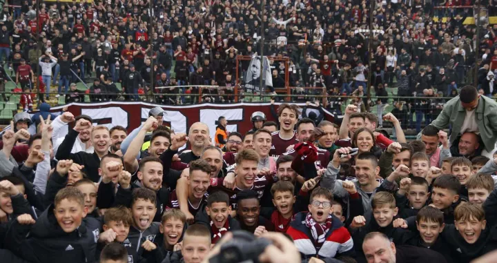 Slavlje Mirvića i igrača nakon derbija (FOTO: Damir Deljo/Oslobođenje)