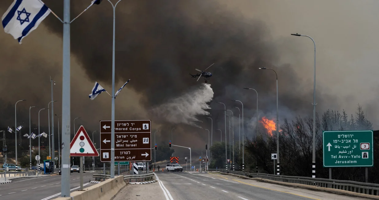 A helicopter takes part in fire fighting, as wildfires caused by extreme heat and winds broke out in central Israel, near Latrun, Israel, April 30, 2025 REUTERS/Oren Ben Hakoon ISRAEL OUT. NO COMMERCIAL OR EDITORIAL SALES IN ISRAEL. TPX IMAGES OF THE DAY/Oren Ben Hakoon