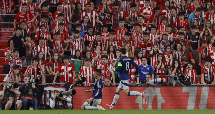 Soccer Football - Europa League - Semi Final - First Leg - Athletic Bilbao v Manchester United - San Mames, Bilbao, Spain - May 1, 2025 Manchester United's Casemiro celebrates scoring their first goal as Athletic Bilbao fans look on REUTERS/Vincent West