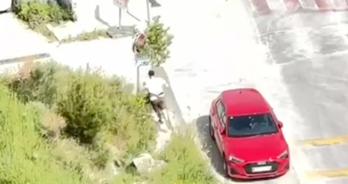 Navijač bježi policajcu