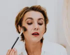Highlighter kao nezaobilazan makeup saveznik/Pexels