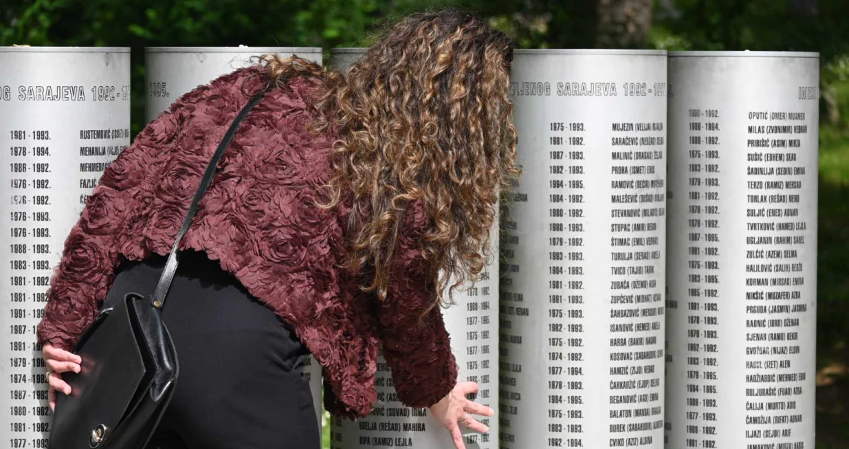 Odavanje počasti na Spomen-obilježju ubijenoj djeci opkoljenog Sarajeva/Andrej Bjeloš