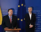 SARAJEVO, 5. maja (FENA) – Ministar komunikacija i prometa Bosne i Hercegovine Edin Forto održao je danas u Sarajevu sastanak sa predstavnicima prevoznika okupljenih oko Konzorcija Logistika BiH sa kojim je razgovarao o aktuelnoj problematici domaćih prijevoznika tereta. (Foto FENA/Almir Razić)/Almir Razić