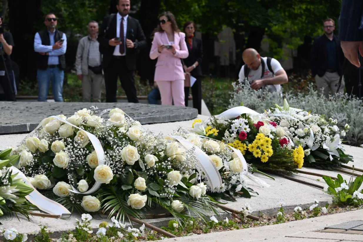 Odavanje počasti na Spomen-obilježju ubijenoj djeci opkoljenog Sarajeva/Andrej Bjeloš