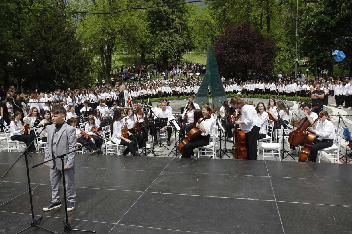 Emotivan performans sarajevskih mališana/Senad Gubelić