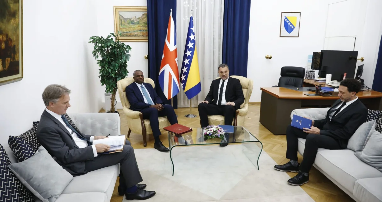 SARAJEVO, 6. maja (FENA) - Ministar vanjskih poslova Velike Britanije David Lammy doputovao je u službenu posjetu Bosni i Hercegovini. (Foto FENA/Almir Razić)/Almir Razić