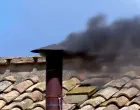 Crni dim iz dimnjaka Sikstinske kapele u Vatikanu - novi papa još nije izabran/Screenshot