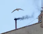 Crni dim iz dimnjaka na vrhu Sikstinske kapele, signalizira da drugog dana konklave u Vatikanu 8. maja 2025. nije izabran novi papa/Riccardo De Luca