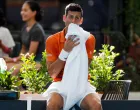 epa10395126 Novak Djokovic of Serbia rests during his match against Sebastian Korda of the United States in the Men's Singles Final 2023 Adelaide International Tennis Tournament at the Memorial Drive Tennis Centre in Adelaide, Australia, 08 January 2023. EPA/MATT TURNER AUSTRALIA AND NEW ZEALAND OUT