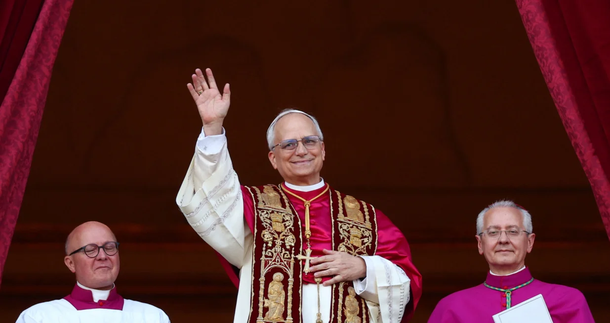 Newly elected Pope Leo XIV, Cardinal Robert Prevost of the United States appears on the balcony of St. Peter's Basilica, at the Vatican, May 8, 2025. REUTERS/Guglielmo Mangiapane TPX IMAGES OF THE DAY/Guglielmo Mangiapane