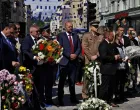 Polaganje cvijeća na spomen-obilježju Vječna vatra/Muhamed Hadžibegić 