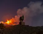 CATANIA, ITALIJA - 13. MAJ 2025.Vulkan Etna ponovno je danas eruptirao s intenzivnom strombolijskom aktivnošću koncentriranom u području jugoistočnog kratera u blizini Catanije.Eksplozije dolaze iz nekoliko otvora unutar kratera, s dva toka koji su izlazila iz jugoistočnog kratera, jedan prema jugu, a drugi prema istoku, dok se stup plina i pepela širio u jugoistočnom smjeru i zbog vjetra padao natrag na izložena sela.Snažne tutnjave uzrokovane eksplozijama čule su se čak do Catanije.Ovo je 15. paroksizam iz jugoistočnog kratera tokom ove godine, drugi u ovom mjesecu.Etna je jedan od najaktivnijih vulkana na svijetu, s gotovo konstantnom aktivnošću. (Salvatore Allegra - Anadolu Agency)/
