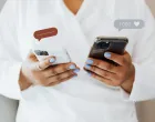žena s telefonima/Kaboompics.com