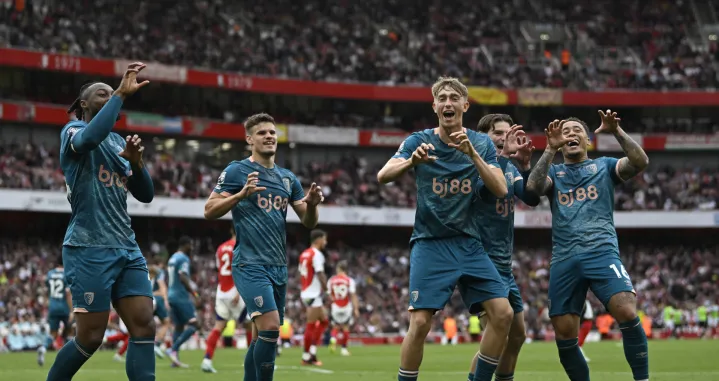 Soccer Football - Premier League - Arsenal v AFC Bournemouth - Emirates Stadium, London, Britain - May 3, 2025 AFC Bournemouth's Dean Huijsen celebrates scoring their first goal with teammates REUTERS/Tony O Brien EDITORIAL USE ONLY. NO USE WITH UNAUTHORIZED AUDIO, VIDEO, DATA, FIXTURE LISTS, CLUB/LEAGUE LOGOS OR 'LIVE' SERVICES. ONLINE IN-MATCH USE LIMITED TO 120 IMAGES, NO VIDEO EMULATION. NO USE IN BETTING, GAMES OR SINGLE CLUB/LEAGUE/PLAYER PUBLICATIONS. PLEASE CONTACT YOUR ACCOUNT REPRESENTATIVE FOR FURTHER DETAILS..