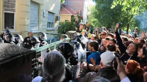 Novi Sad, Srbija - 15. maj 2025: Pripadnici Interventne jedinice policije i ЕЅandarmerije intervenisali su jutros ispred zgrade pravosudnih organa u Novom Sadu u pokuЕЎaju da razbiju blokadu ove zgrade na koju su pozvali studenti u blokadama. (Aleksandar JovanoviД‡ - Anadolu Agency)/