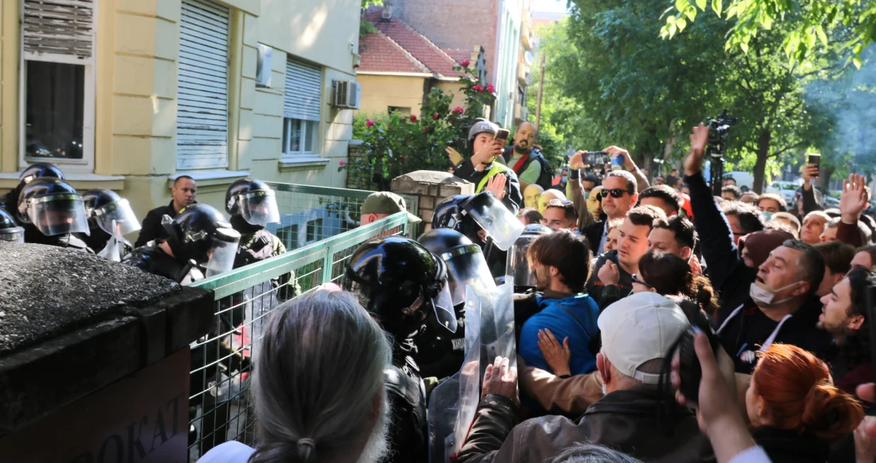 Novi Sad, Srbija - 15. maj 2025: Pripadnici Interventne jedinice policije i Žandarmerije intervenisali su jutros ispred zgrade pravosudnih organa u Novom Sadu u pokušaju da razbiju blokadu ove zgrade na koju su pozvali studenti u blokadama. (Aleksandar Jovanović - Anadolu Agency)/