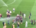 Hansi Flick i igrači Barcelone (FOTO: Screenshot/X)