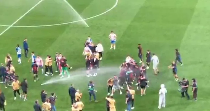 Hansi Flick i igrači Barcelone (FOTO: Screenshot/X)