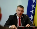 Vlasti Bosna i Hercegovina Kraljevine Švedske potpisale su danas sporazum o provedbi projekta izgradnje viznog kapaciteta, koji će pomoći usklađivanju viznog procesa BiH sa pravnom tečevinom Evropske unije. U tom kontekstu u Sarajevu je danas održan sastanak na visokom nivou delegacija BiH i Švedske. Sastanku u zgradi Parlamentarne skuštine BiH prisustvovali su ministar sigurnosti Nenad Nešić, ministar vanjskih poslova Elmedin Konaković, ambasadorica Švedske u BiH Helena Lagerlof i ambasador za migracije i povratak Ministarstva v poslova Švedske Jorgen Lindstrom./Anadolija