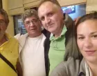 Hanas u zelenoj majici sa Sandrom Kovačević koja je spojena sa ocem Bobanom Poletanom iz Austrije u bijeloj majici i stricem. Posjetili Hanasa u Zenici/