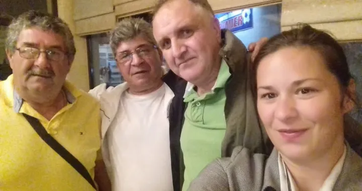 Hanas u zelenoj majici sa Sandrom Kovačević koja je spojena sa ocem Bobanom Poletanom iz Austrije u bijeloj majici i stricem. Posjetili Hanasa u Zenici/