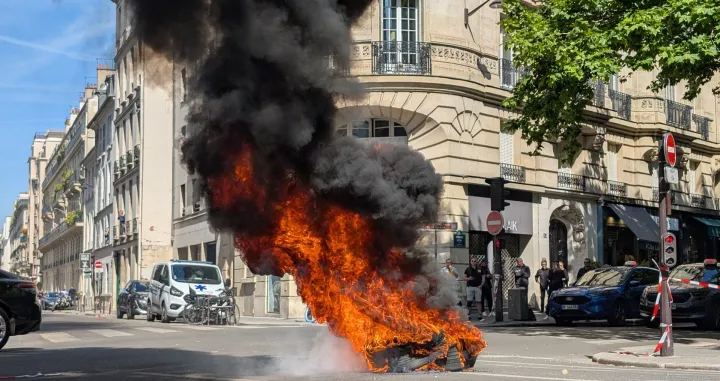 Pariz, Francuska - 19. maj 2025:Taksisti u Parizu protestirali zbog smanjenja naknada za zdravstveni prevoz u Francuskoj. Masovni protesti taksista održavaju se danas u Parizu i drugim gradovima širom Francuske zbog smanjenja naknada za zdravstveni prevoz (Luc Auffret - Anadolu Agency)/