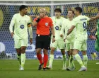Soccer Football - Champions League - Semi Final - Second Leg - Inter Milan v FC Barcelona - San Siro, Milan, Italy - May 6, 2025 FC Barcelona's Ronald Araujo, Pau Cubarsi, Frenkie de Jong and Robert Lewandowski remonstrate with referee Szymon Marciniak after Inter Milan's Francesco Acerbi scores their third goal REUTERS/Alessandro Garofalo