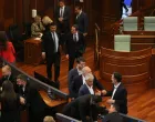 PRIŠTINA (AA) – Ni devetnaesti pokušaj da se konstituiše deveti saziv Skupštine Kosova nije uspio, jer ni danas nije postignut dogovor o formiranju komisije za tajno glasanje za predsjednika parlamenta.Većina parlamentarnih grupa u Skupštini Kosova nije podržala stvaranje ad-hoc komisije za tajno glasanje za poziciju predsjednika parlamenta, tako što nisu predložili svog člana (poslanika) za ovu komisiju, kojeg je predložila najveća stranka, Pokret Samoopredjeljenje. (Erkin Keçi - Anadolu Agency)/