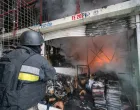 Harkov, Ukrajina - 6. maj 2025:Vatrogasci rade na gaЕЎenju poЕѕara koji je izbio nakon napada ruskih bespilotnih letjelica na trgovaДЌki centar Barabashovo u Harkivu, Ukrajina, 6. maja 2025. godine. Prodavnice su izgorjele na prostoru povrЕЎine 500 kvadratnih metara. UniЕЎteno je oko 90 trgovaДЌkih paviljona, a joЕЎ oko 100 je oЕЎteД‡eno. U noД‡i 6. maja, ruski dronovi su napadali Harkiv tokom dva sata. Grad je pogoД'en 20 puta, pogoД'eno je osam lokacija, a izbilo je ЕЎest poЕѕara. ДЊetiri osobe su povrijeД'ene. (Serhii Masin - Anadolu Agency)/