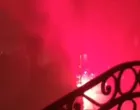 Navijači Rijeke priredili piro-show pred hotelom Slaven Belupa (FOTO: Screenshot)