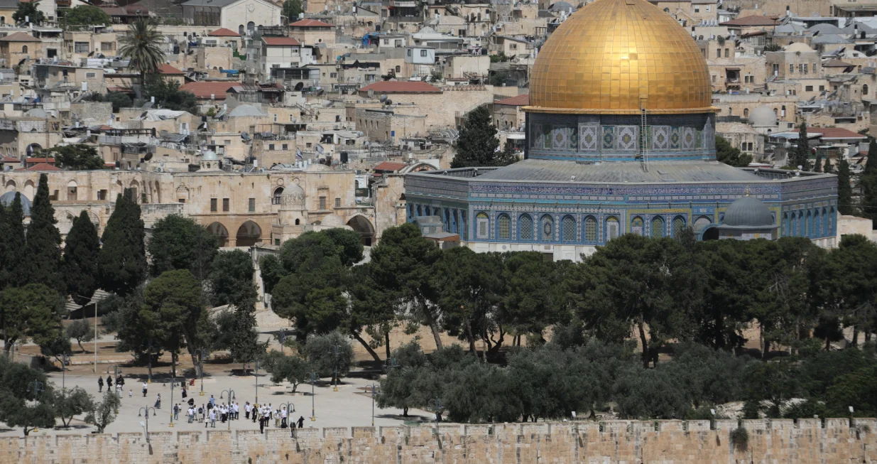 JERUSALEM - 26. MAJ: Više od 900 izraelskih doseljenika, uključujući članove Knesseta, upalo je u kompleks džamije Al-Aksa u okupiranom Istočnom Jerusalemu u ponedjeljak, obilježavajući godišnjicu izraelske okupacije grada (Gazi Samad - Anadolu Agency)/