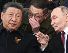 Moskva, Rusija - 9. maj 2025:Brojni zvaničnici prisustvovali su u petak obilježavanja Dana pobjede u Moskvi, a prisutnima se obratio predsjednik Ruske Federacije Vladimir Putin, tokom održavanja vojne parade na cvjetnom trgu kojoj su nazočili državnici poput kineskog predsjednika Xi Jinpinga (L) (Ilya Pitalev/RIA Novosti - Anadolu Agency)/
