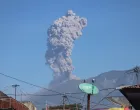 TANAH DATAR, INDONESIA - 27. MAJ 2025.: Vulkan Marapi u okrugu Tanah Datar, na zapadu Sumatre, u utorak ujutro počeo je izbacivati gust pepeo visoko u nebo, saopćile su lokalne vlasti (Adi Prima - Anadolu Agency)/