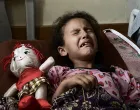 Khan Younis, Gaza - Osmogodišnjoj palestinskoj djevojčici amputirana je desna noga nakon teških tjelesnih povreda koje je zadobila tokom izraelskog zračnog napada na šator sa raseljenim porodicama u Gazi, prema lokalnim zdravstvenim zvaničnicima (Doaa Albaz - Anadolu Agency)/