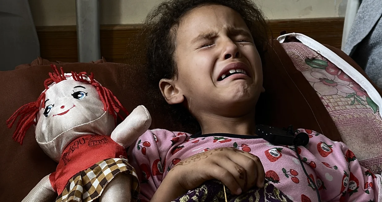 Khan Younis, Gaza - Osmogodišnjoj palestinskoj djevojčici amputirana je desna noga nakon teških tjelesnih povreda koje je zadobila tokom izraelskog zračnog napada na šator sa raseljenim porodicama u Gazi, prema lokalnim zdravstvenim zvaničnicima (Doaa Albaz - Anadolu Agency)/