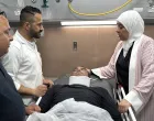 RAMALLAH/ISTANBUL (AA) вЂ" Fotoreporter Anadolu povrijeД'en je u napadu ilegalnih izraelskih doseljenika na okupiranoj Zapadnoj obali u utorak.Issama al-Rimawija su doseljenici udarili ЕЎtapom u glavu dok je izvjeЕЎtavao o napadima doseljenika u selu Al-Mughayyir, istoДЌno od Ramallaha na Zapadnoj obali, prema izvjeЕЎtaju novinara Anadolu s terena. Napad je uzrokovao gubitak svijesti kod fotoreportera, dodao je.Rimawi je prebaДЌen u Palestinski medicinski kompleks u Ramallahu. (Hisham K. K. Abu Shaqra - Anadolu Agency)/