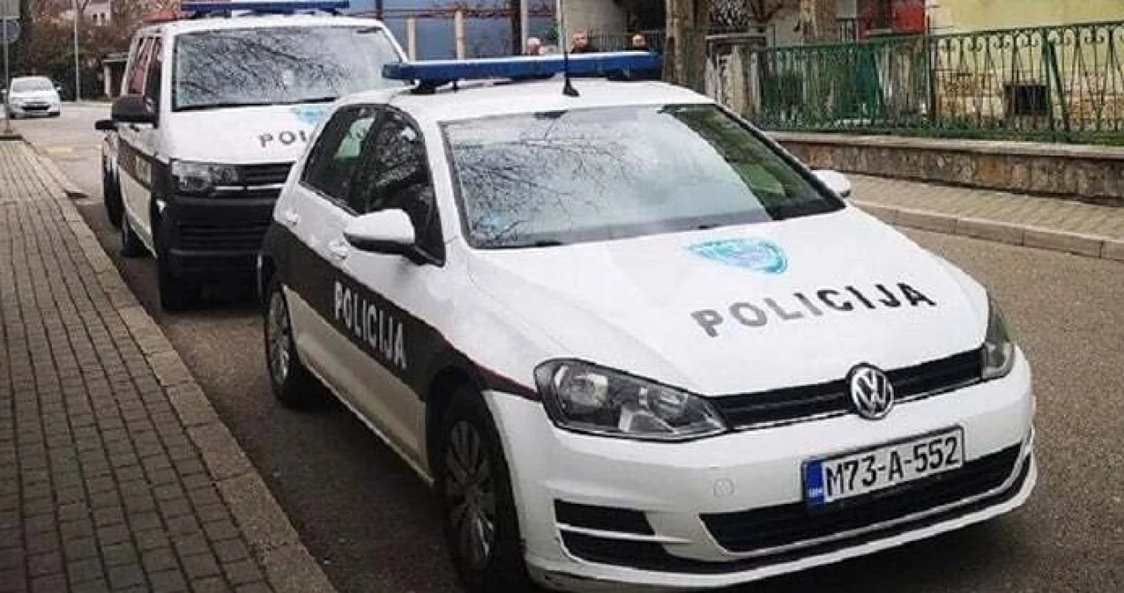 Policija ispred jedne od škola u Mostaru/