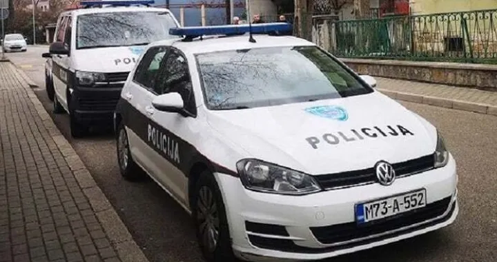 Policija ispred jedne od škola u Mostaru/