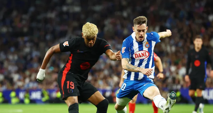 Soccer Football - LaLiga - Espanyol v FC Barcelona - RCDE Stadium, Cornella de Llobregat, Spain - May 15, 2025 FC Barcelona's Lamine Yamal in action with Espanyol's Pol Lozano REUTERS/Albert Gea