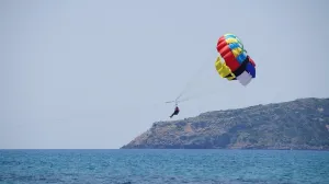 / Ilustracija parasailing/Pixabay