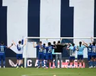 Igrači i navijači Dinama nakon posljednje utakmice u sezoni (FOTO: Marko Lukunic/PIXSELL)