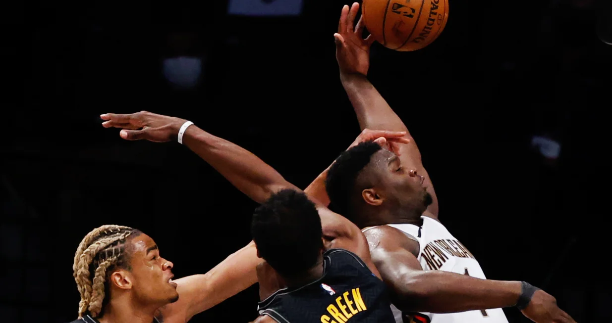 epaselect epa09121621 New Orleans Pelicans forward Zion Williamson (R) is fouled by Brooklyn Nets forward Nicolas Claxton (L) and teammate Brooklyn Nets forward Jeff Green (C) while he tries to put up a shot in the first half of the NBA basketball game between the New Orleans Pelicans and the Brooklyn Nets at the Barclays Center in Brooklyn, New York, USA, 07 April 2021. EPA/JASON SZENES SHUTTERSTOCK OUT