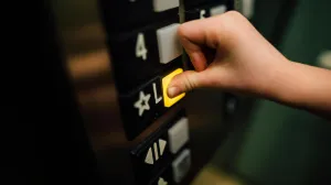 Lift u zgradi//