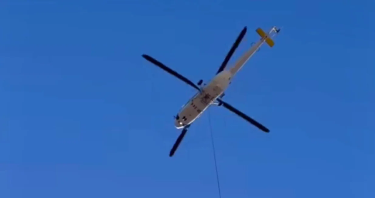 Helikopter dostavlja klima uređaj u Sarajevu/Facebook