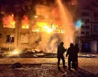 Dobropilje, Ukrajina, 7. mart 2025.Ukrajinski predsjednik Volodimir Zelenski saopД‡io je da je najmanje 11 osoba ubijeno u sinoД‡njem ruskom zraДЌnom napadu u istoДЌnoj ukrajinskoj regiji Donjeck.Prema posljednjim informacijama, u napadu je poginulo 11 osoba, a povrijeД'eno je viЕЎe od 30 osoba, meД'u kojima i petoro djece.Napomenuo je i da je oЕЎteД‡ena upravna zgrada u centru grada i osam stambenih zgrada. (State Emergency Service - Anadolu Agency)/