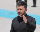 Ankara, Turska - 15. maj 2025:Predsjednik Ukrajine Volodimir Zelenski doputovao je u četvrtak u Ankaru gdje će se sastati s turskim predsjednikom Recepom Tayyipom Erdoganom, a potom i prisustvovati pregovorima s Rusijom u Istanbulu (Muhammed Selim Korkutata - Anadolu Agency)/